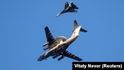 Самолет за ранно предупреждение Бериев А-50 на руските военновъздушни сили и изтребител Су-27 в Калининград. 