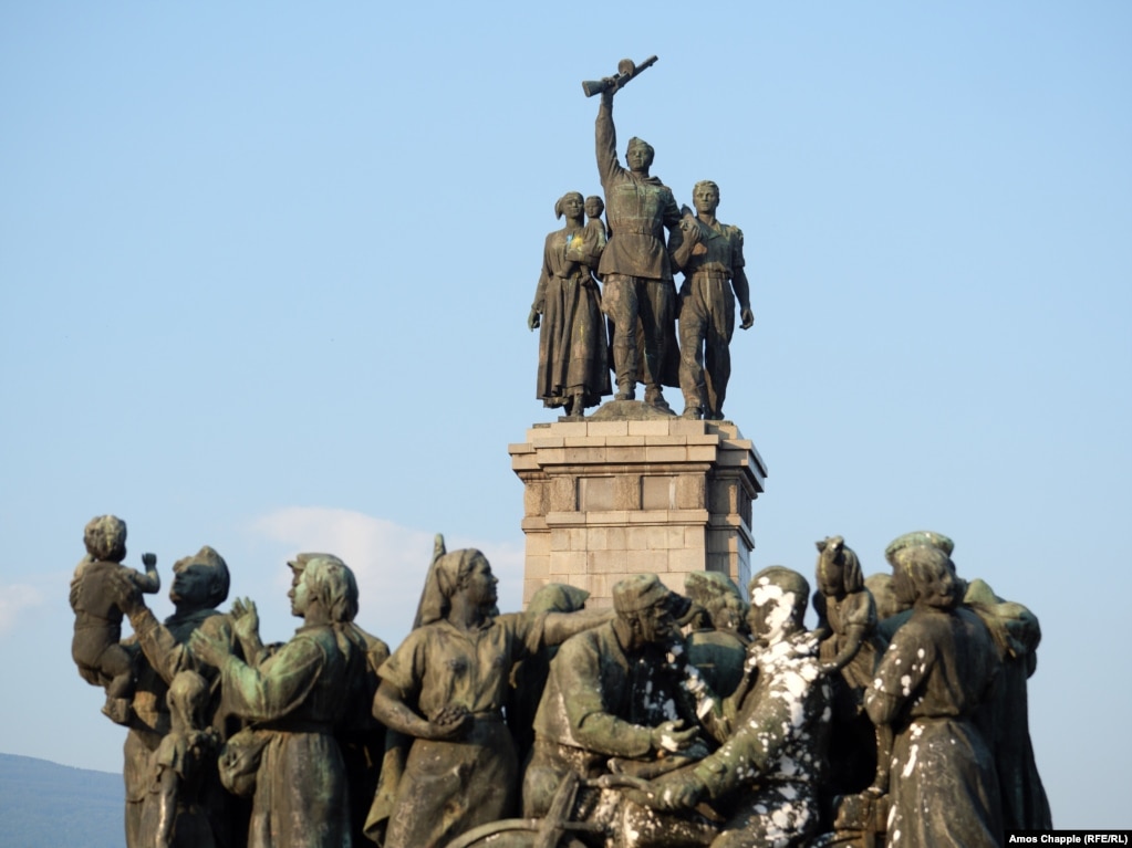 Monumenti i Ushtrisë Sovjetike në Sofje, fotografuar në gusht të 2023-ës. Statujat në krye të kolonës u prenë në copa dhe u ulën në tokë në muajin dhjetor. Autoritetet lokale pretendojnë se do t&#39;i restaurojnë statujat e prera në pjesë dhe do t&#39;i vendosin në publik në një vend të pacaktuar.