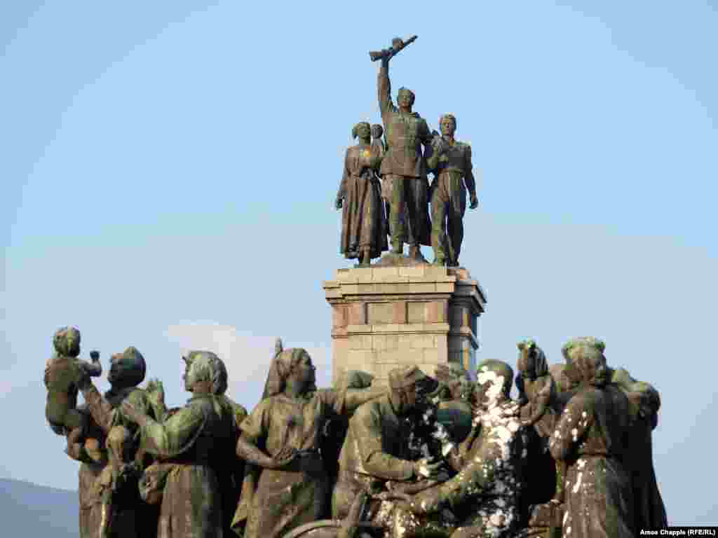 Памятник Советской армии в Софии, фотография была сделана в августе 2023 года. Статуи на вершине колонны были разрезаны на части угловыми шлифовальными машинами и опущены на землю в декабре 2023 года. Местные власти заявили, что восстановят расчленённые статуи и выставят их на всеобщее обозрение. Где именно, не сообщается
