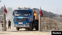 Një kamion me ndihma në pikën kufitare me Egjiptin, Rafah.(Foto nga arkivi)