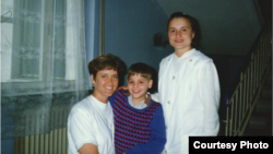 Vara anului 1991, când Izidor a aflat că urmează să fie adoptat. În stânga se află mama lui, Marlys.