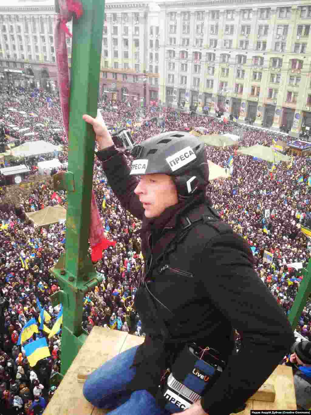 Революция достоинства. Журналист Радіо Свобода Андрей Дубчак на верхушке елки на площади Независимости во время народного веча &laquo;Марш миллиона&raquo;, откуда он снял видео, которое впоследствии было отмечено, в частности, премией The Lovie Awards 2014. Киев, 8 декабря 2013 года