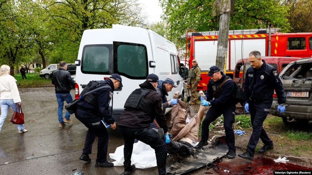  Salvatorii lucrează la locul unei rachete rusești la Cernigov pe 17 aprilie.
