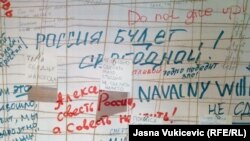 Poruke Rusa na memorijalu u znak sjećanja na Alekseja Navaljnog, Budva, 1.mart 2024.