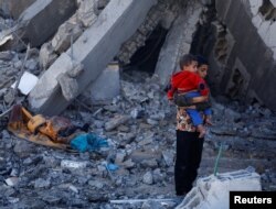 Palestinska djeca na mjestu izraelskog udara u Rafi, na jugu Pojasa Gaze, 4. decembra