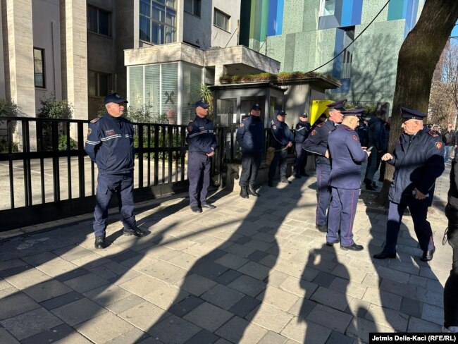 Policia e angazhuar në Tiranë gjatë protestës së thirrur nga Sali Berisha dhe mbështetësit e tij, 27 dhjetor 2023.