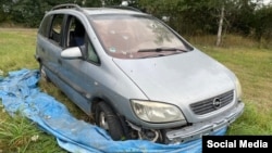 Сотні тисяч людей намагалися виїхати з Києва на початку російського вторгнення, на фото – машина, розстріляна біля села Мотижин на захід від Києва