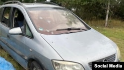 Сотні тисяч людей намагалися виїхати з Києва на початку російського вторгнення у 2022 році. На фото – цивільна автівка розстріляна російськими військовими біля села Мотижин на захід від Києва