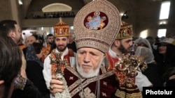 Armenia - Catholicos Garegin II blesses people after holding Easter Mass at St. Gregory the Illuminator Cathedral in Yerevan, March 31, 2024.