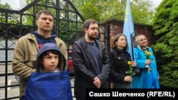Акція біля посольства України в Празі, присвячена 80-річчю депортації кримських татар, 18 травня 2024 року