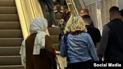 Женщины без хиджаба в торговом центре в Иране