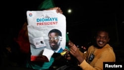 Pristalice Bassiroua Diomayea Fayea slave na ulicama Dakara, Senegal, 24. marta 2024.