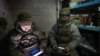 Українські військові з укриття керують роботою безпілотних літальних апаратів, ілюстраптивне фото