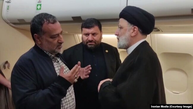 رضی موسوی و ابراهیم رئیسی؛ تاریخ این دیدار که در هواپیما و در جریان یکی از سفرهای رئیسی صورت گرفته، مشخص نیست
