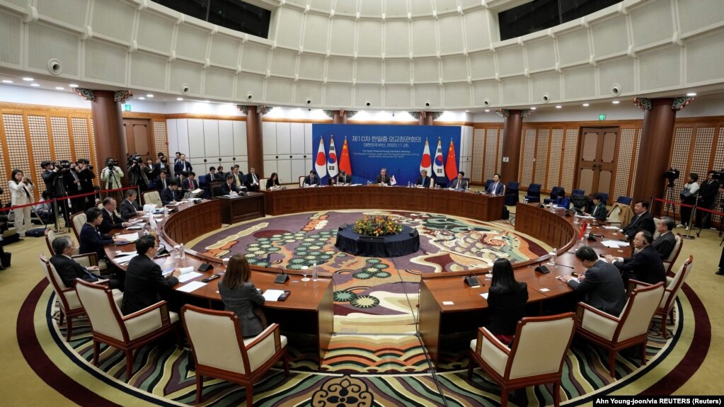 Delegacionet nga Koreja e Jugut, Kina dhe Japonia, marrin pjesë në takimin trepalësh të ministrave të Jashtëm në Busan, Korenë e Jugut, të dielën më 26 nëntor 2023.