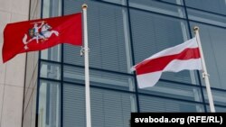 Нацыянальны сьцяг Беларусі (справа) на літоўскім Сэйме ў гонар Дня Волі, Вільня, сакавік 2023