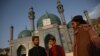 Talibanët dhe shiitët qëndrojnë pranë një xhamie shiite në Kabul. 24 qershor 2022.

