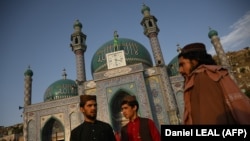 Myslimanët shiitë para një xhamie shiite në Kabul. Fotografi ilustruese nga arkivi. 