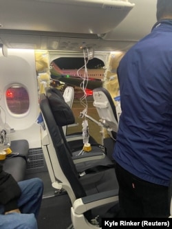 Dëmet e shkaktuara në avionin e Alaska Airlines.