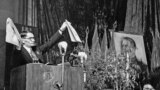 Трофим Лысенко на трибуне сессии ВАСХНИЛ, 1948, демонстрирует гербарные образцы ржи и пшеницы, утверждая, что одно из растений превратилось в другое.. Фото Дм. Бальтерманца.