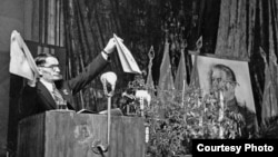 Трофим Лысенко на трибуне сессии ВАСХНИЛ, 1948, демонстрирует гербарные образцы ржи и пшеницы, утверждая, что одно из растений превратилось в другое.. Фото Дм. Бальтерманца.