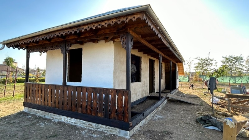 Ruajtja e arkitekturës së fshatit rumun në një shtëpi prej balte