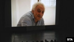  Алцек Мишев се включи по видеовръзка за представянето на кино лентата за него. 