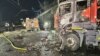 Megrongálódott tűzoltóautók az orosz dróncsapás helyszínén, Harkivban 2024. április 4-én.&nbsp;Lakóépületeket és egy energetikai létesítményt ért több ütemben orosz dróntámadás csütörtökön az ukrajnai városban