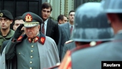 Augusto Pinochet chilei tábornok tiszteleg a díszőrség előtt Santiagóban 1997. szeptember 11-én, az általa vezetett puccs évfordulóján