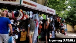 Киоск «Крымские сувениры» в Феодосии, июль 2023 года