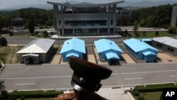 Кореяны екіге бөліп тұрған демилитаризация аймағындағы келісім ауылын күзетіп жүрген Солтүстік Кореяның сарбаздары. Пханмунджом, 20 маусым, 2018 жыл.