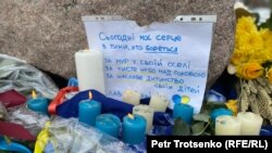 Свечи и послание на бумаге в поддержку Украины у памятника Тарасу Шевченко. Алматы, 24 февраля 2024 года