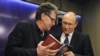 Хуберт Зайпель демонстрирует свою книгу о Путине ее главному герою