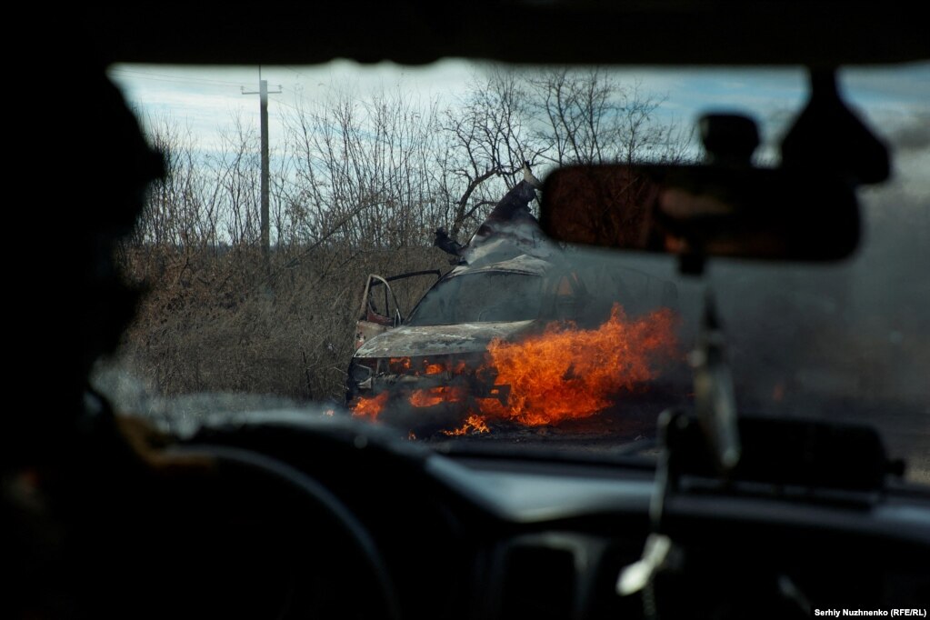 Il fotografo di RFE/RL Serhiy Nuzhnenko si è recato in prima linea, dove ha incontrato i difensori di Avdiyivka, che stavano mantenendo la posizione durante i pesanti combattimenti.