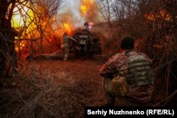 Воины 126-й отдельной бригады ТРО ВСУ ведут огонь из гаубицы Д-30 по российским войскам. Херсон. Украина, 12 марта 2024 года