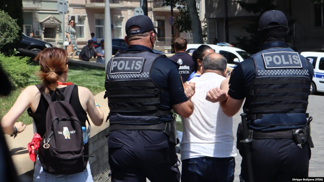 Arxiv fotosu: Azərbaycan polisi Bakıda etiraz aksiyasına çıxan vətəndaşı saxlayır