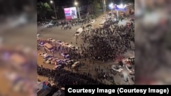 В ночь с 17 на 18 мая в Бишкеке сотни местных жителей вышли на улицы, произошли нападения на иностранных граждан, некоторые автодороги оказались перекрыты.