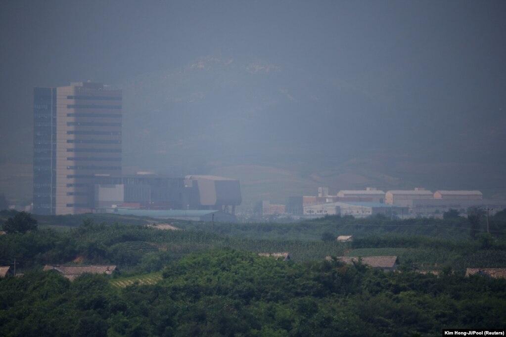 Kompleksi industrial mes dy Koreve, Kaesong, shihet prapa fshatit propagandistik të Koresë së Veriut, Gijungdong, në këtë foto të marrë pranë fshatit Panmunjom brenda zonës së çmilitarizuar (DMZ) që ndan dy Koretë, Koreja e Jugut, 19 korrik 2022.