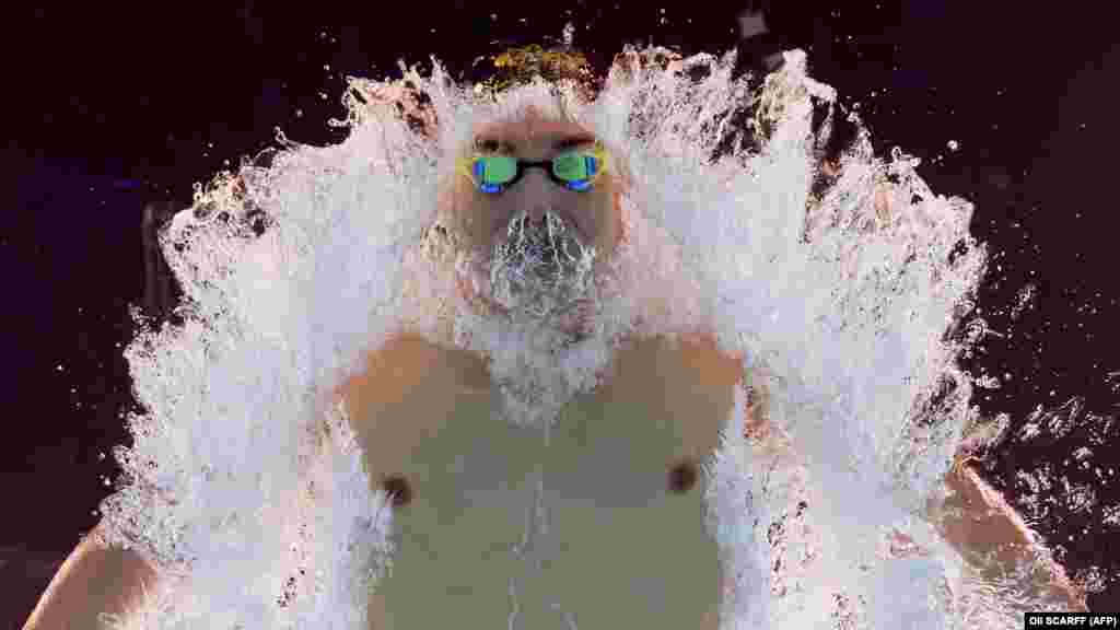 An underwater view shows Hungary&#39;s Kristof Milak competing in a heat of the men&#39;s 200-meter butterfly swimming event on July 30. Milak took home a gold medal during the men&#39;s 100-meter butterfly on August 3. در این تصویر کریستوف میلاک ورزشکار هنگری دیده میشود که به تاریخ ۳۰ جولادی در رقابت شنای موسوم به &laquo; شنای پروانه&raquo; اشتراک کرده بود ،. این رقابت به فاصله دوصد متر میان مردان راه اندازی شده بود. میلاک از رقابت های شنای ۱۰۰ متر مدال طلا به دست آورد.&nbsp;