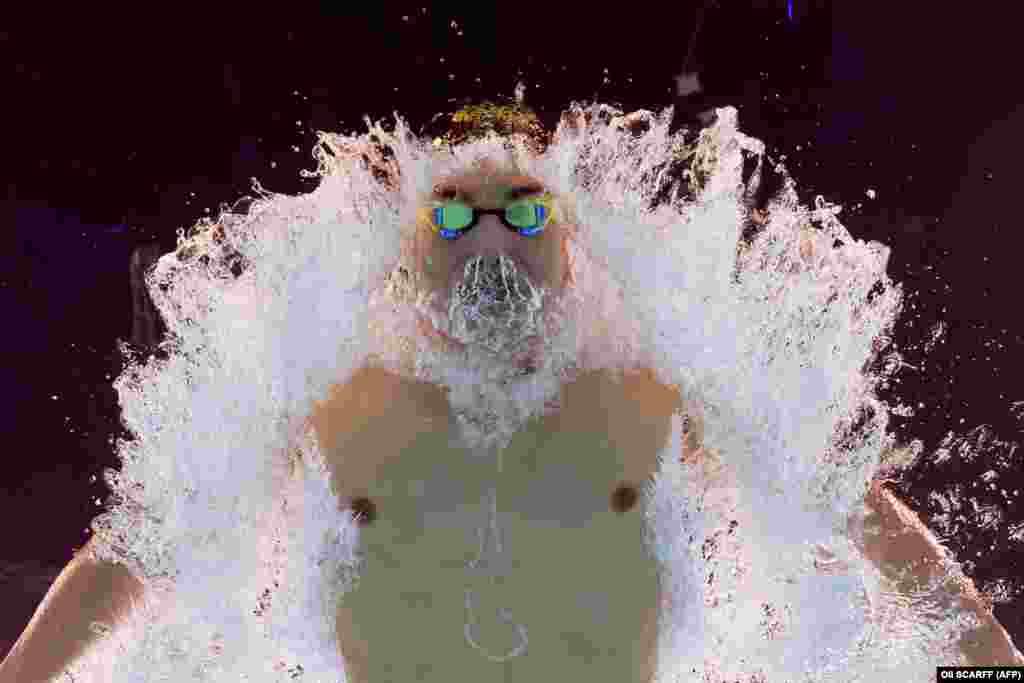  An underwater view shows Hungary&#39;s Kristof Milak competing in a heat of the men&#39;s 200-meter butterfly swimming event during the Paris 2024 Olympics at the Paris La Defense Arena in Nanterre, west of Paris. &nbsp; 