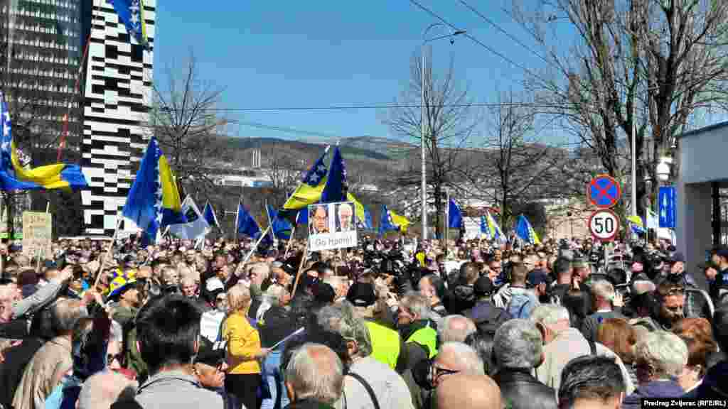 Na protestu su se mogle vidjeti brojne zastave države BiH.