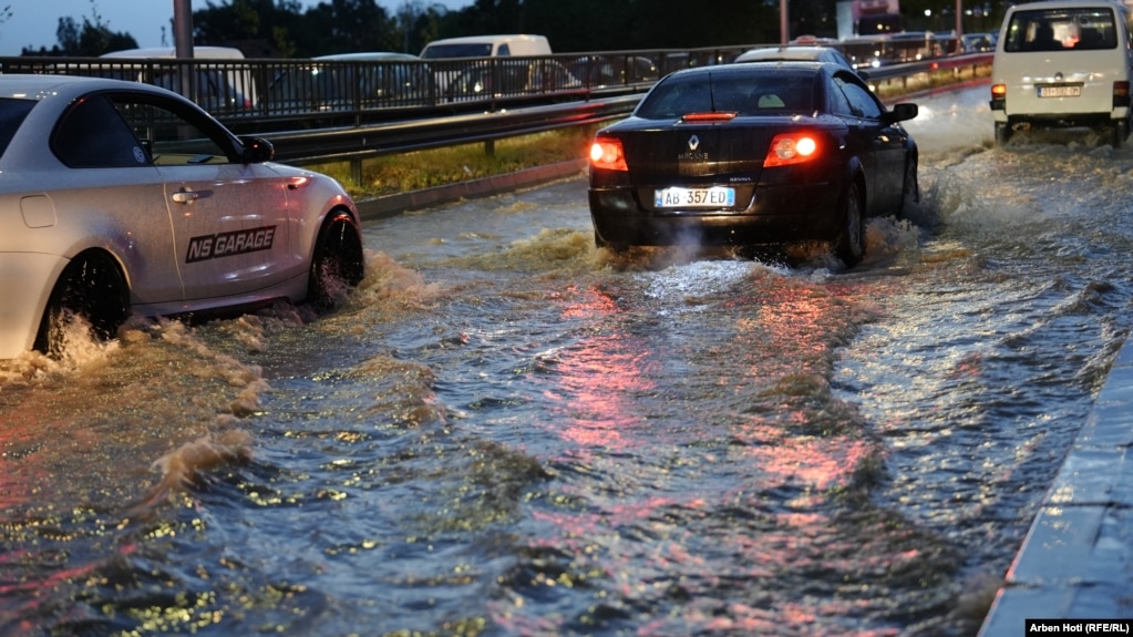 Rrugët e kryeqytetit të Kosovës, Prishtinës, janë vërshuar në pasditen e së dielës, si pasojë e një shiu të rrëmbyeshëm. 