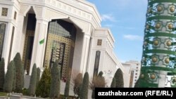 Aşgabat, Türkmen döwlet ykdysadyýet we dolandyryş instituty