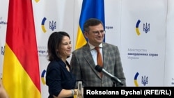 Анналена Бербок та Дмитро Кулеба під час зустрічі у Києві