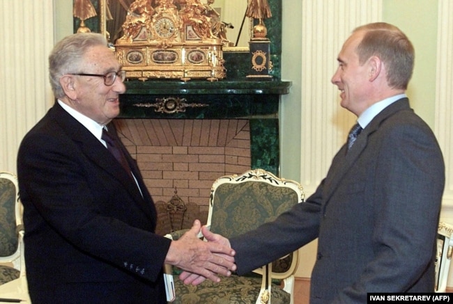 Ruski predsednik Vladimir Putin rukuje se sa Kisindžerom tokom njihovog sastanka u Moskvi 13. jula 2001.