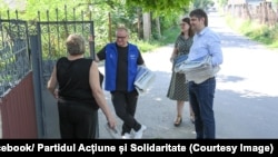 Andrei Spînu (primul din dreapta), ministru al Infrastructurii și Dezvoltării Regionale, este unul dintre miniștri implicați în campania PAS de distribuire a ziarelor despre referendumul din 20 octombrie.