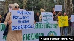 „Slugile lui Putin nu sunt binevenite”, se citește pe o pancartă cu ocazia vizitei în Muntenegru a liderului sârb bosniac Milorad Dodik, la 27 februarie 2024.