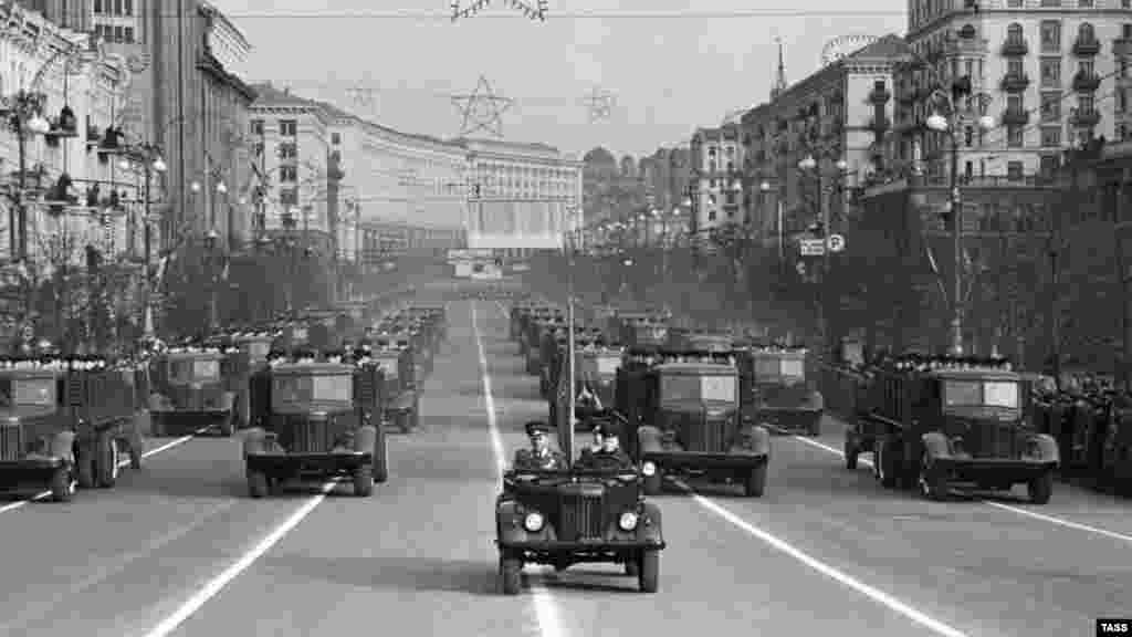 Sovjetska vojna parada održana u kijevskoj ulici Hresčatik 1958. Nakon sovjetske pobjede u Drugom svjetskom ratu, Ukrajina je ponovno postala sovjetska republika do 1991., kada je Ukrajina proglasila nezavisnost.