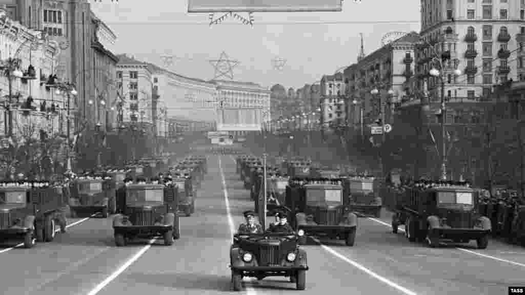 Szovjet katonai parádé a kijevi Hrescsatik sugárúton 1958-ban. A második világháborúban aratott szovjet győzelem után Ukrajna ismét a Szovjetunió része lett, egészen 1991-ig, amikor kikiáltotta függetlenségét