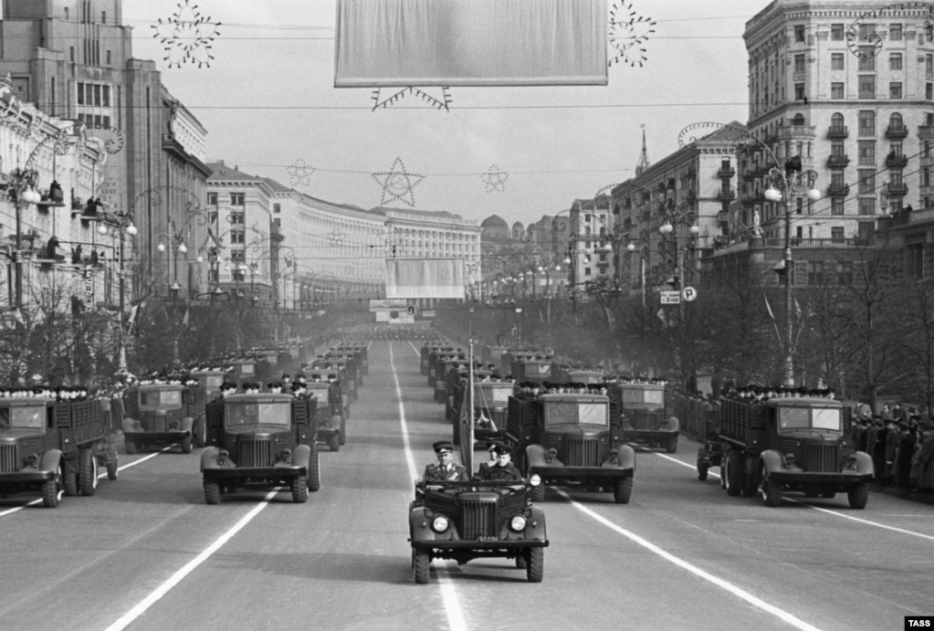 Una parata militare sovietica tenutasi in via Khreschatyk a Kiev nel 1958. Dopo la vittoria sovietica nella seconda guerra mondiale, l'Ucraina divenne nuovamente una repubblica sovietica fino al 1991, fino a quando l'Ucraina ottenne l'indipendenza nel crollo sovietico del 1991.